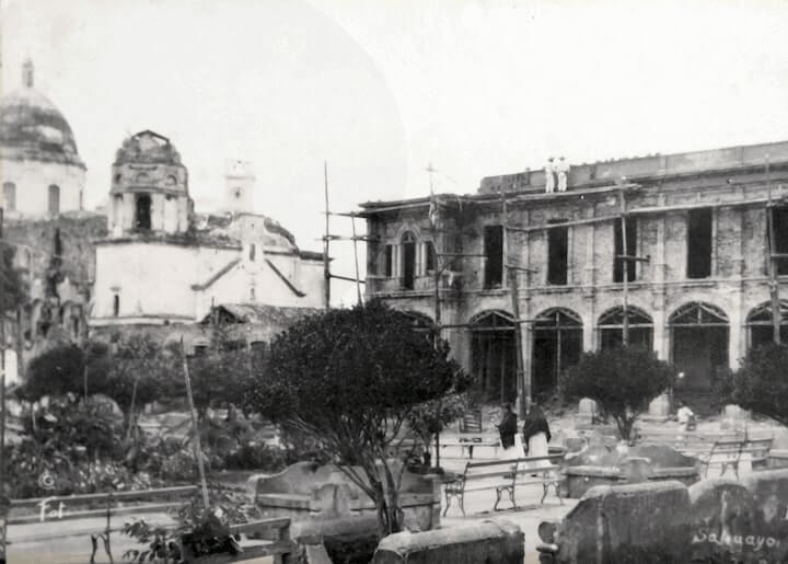 Foto de Sahuayo Antiguo - Jardín y portal Patria