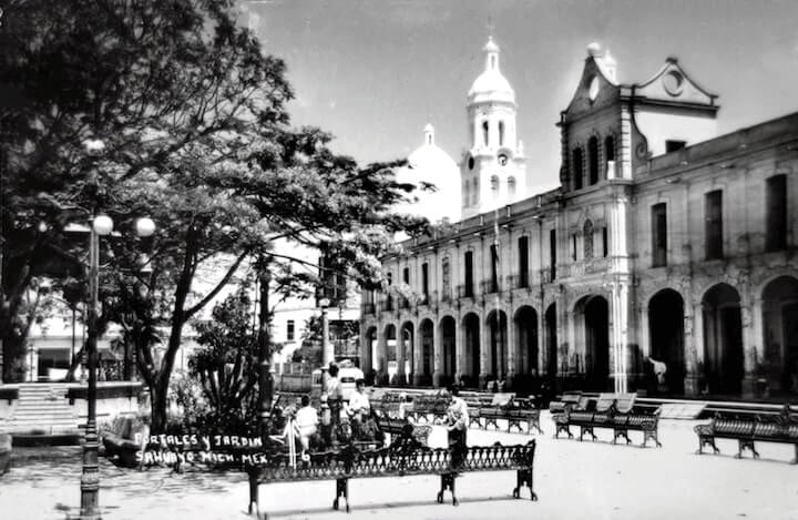 Foto de Sahuayo Antiguo - Jardín y portal Patria