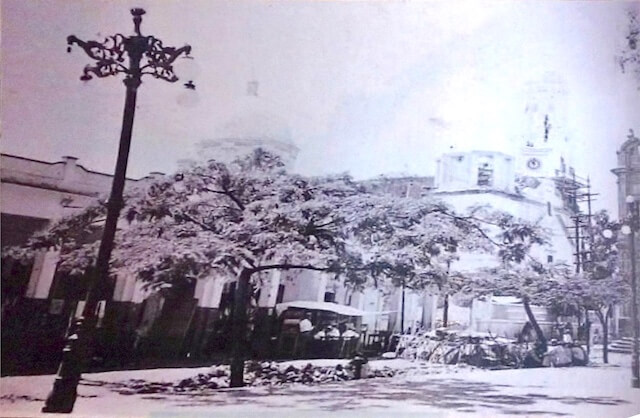 Foto antigua de Sahuayo - Jardín, portal Morelos y Parroquia