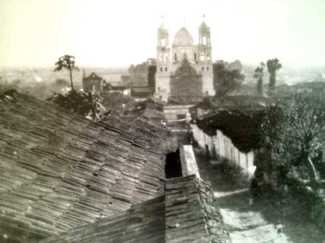 Foto antigua de Sahuayo - Calle Niños Heroes y parroquia de Santiago Apóstol