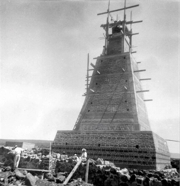 Foto antigua de Sahuayo - Construcción del monumento a Cristo Rey