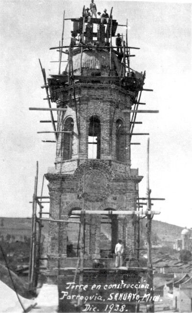 Foto antigua de Sahuayo - Construcción de la torre norte de la parroquia de Santiago Apóstol (1938)