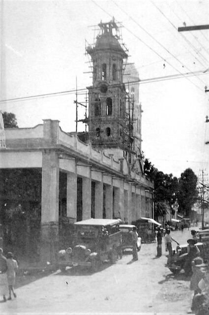 Foto antigua de Sahuayo - Portal Morelos y construcción de la torre norte de la parroquia de Santiago Apóstol (1938)