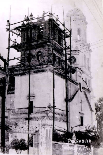 Foto antigua de Sahuayo - Construcción de la torre norte de la parroquia de Santiago Apóstol (1938)