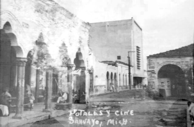 Foto antigua de Sahuayo - Portales y cine Sánchez, después cine coloso